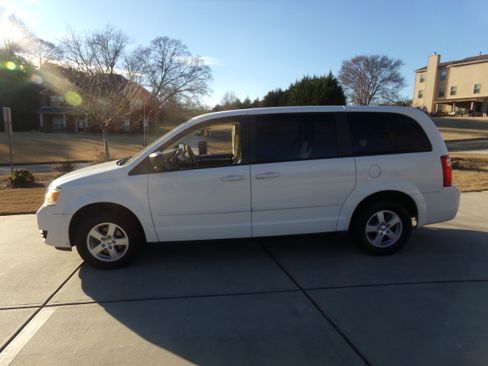 Used 2010 Dodge Grand Caravan SE image 2