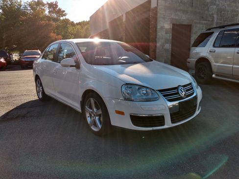 Used 2010 Volkswagen Jetta image 2