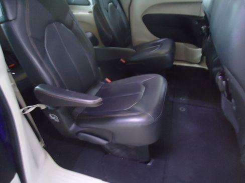 Used 2018 Chrysler Pacifica Touring-L FWD image 3