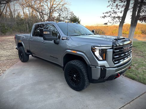 Used 2025 GMC Sierra 2500 AT4 image 7