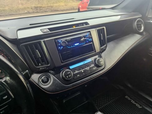 Used 2018 Toyota RAV4 SE image 14