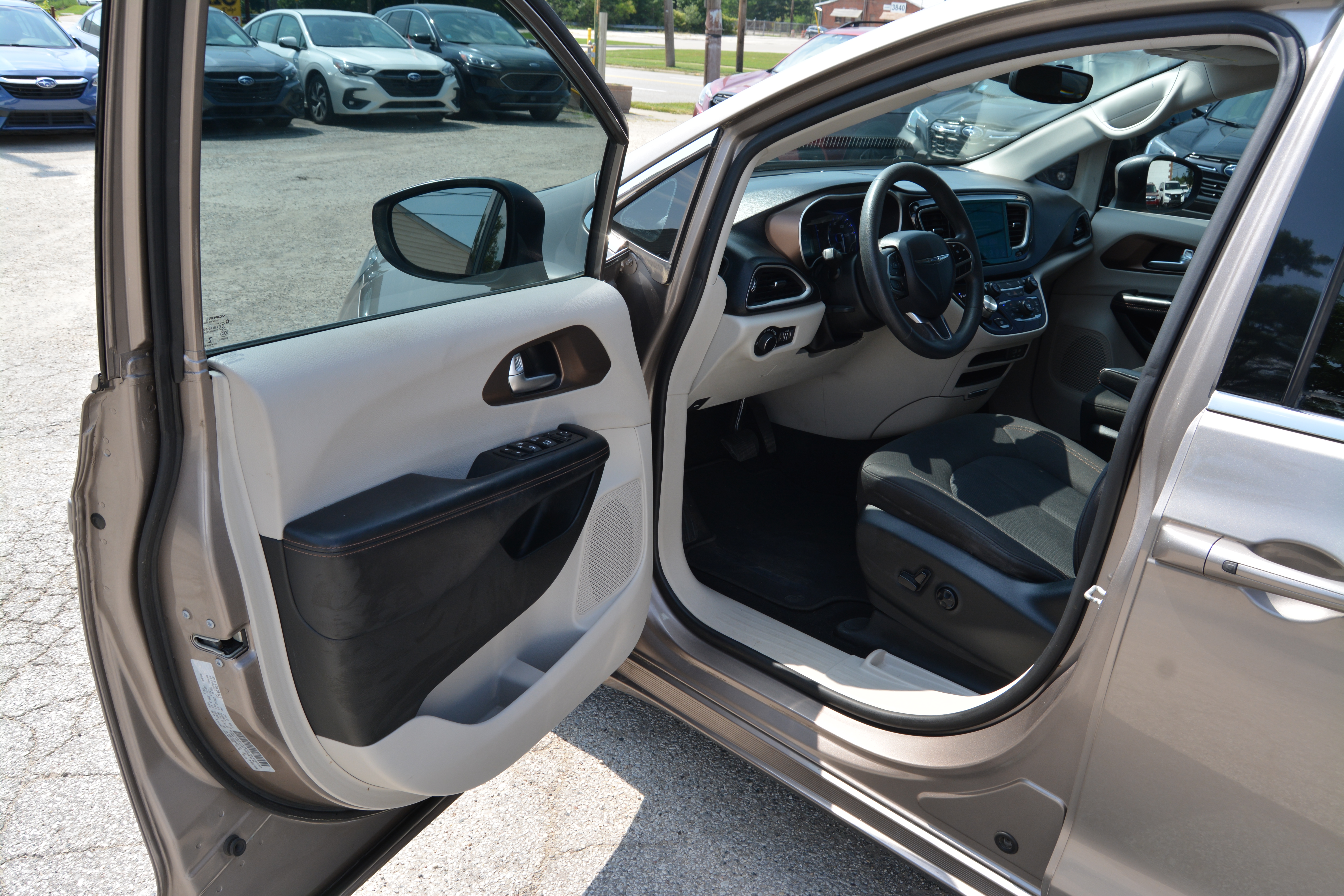 Used 2017 Chrysler Pacifica Touring FWD image 13