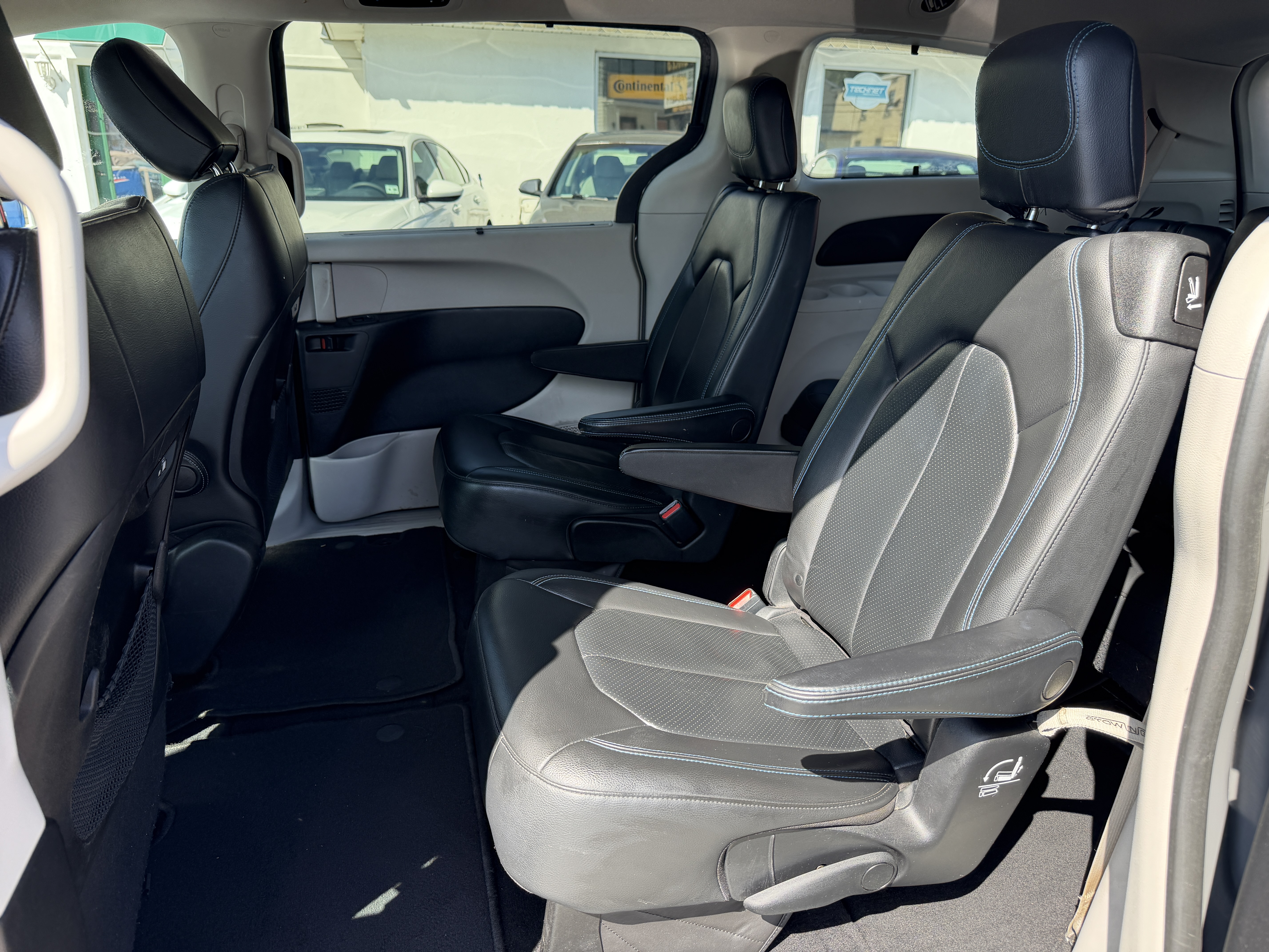 Used 2021 Chrysler Pacifica Touring-L FWD image 14