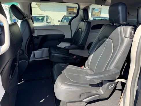 Used 2021 Chrysler Pacifica Touring-L FWD image 14