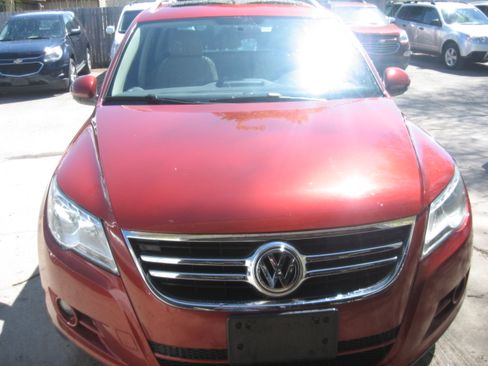Used 2011 Volkswagen Tiguan 4Motion AWD/4WD image 2
