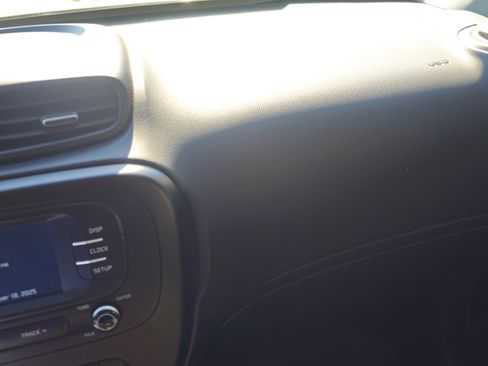 Used 2017 Kia Soul + image 19