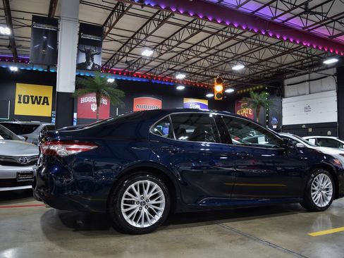 Used 2018 Toyota Camry XLE image 14