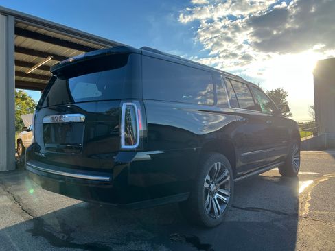 Used 2017 GMC Yukon XL Denali image 3