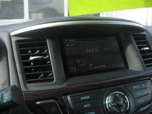 Used 2015 Nissan Pathfinder SL image 11