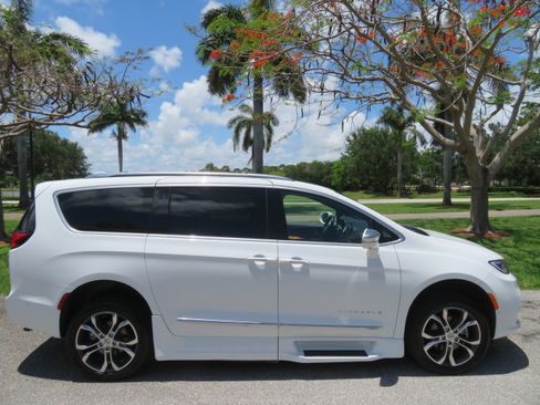 Used 2022 Chrysler Pacifica Pinnacle FWD image 18
