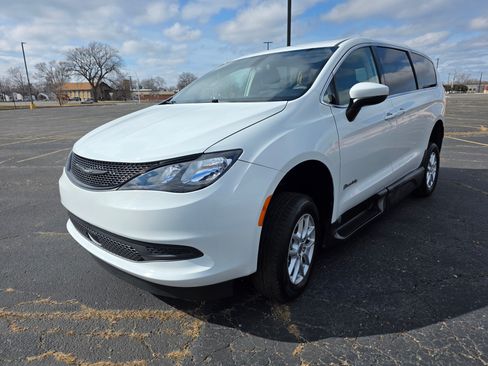 Used 2022 Chrysler Voyager LX image 9