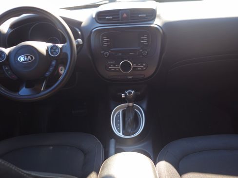 Used 2017 Kia Soul + image 12