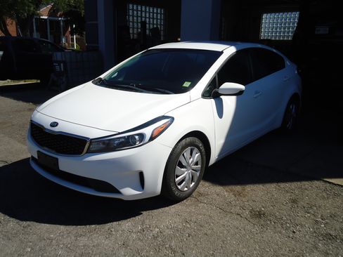 Used 2018 Kia Forte LX Sedan FWD image 2