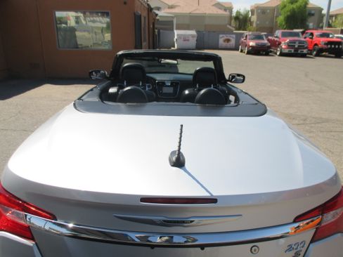 Used 2012 Chrysler 200 S Convertible FWD image 16