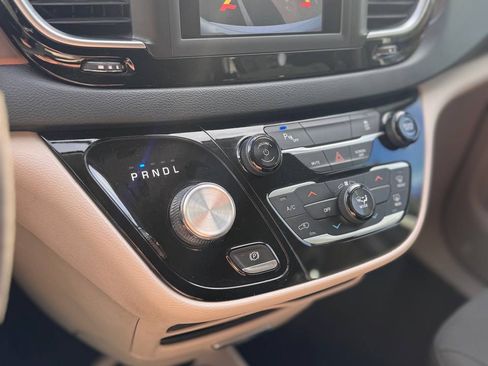 Used 2018 Chrysler Pacifica L image 5