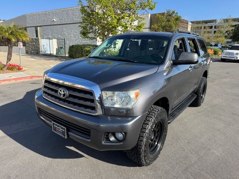 Used 2013 Toyota Sequoia SR5 image 3