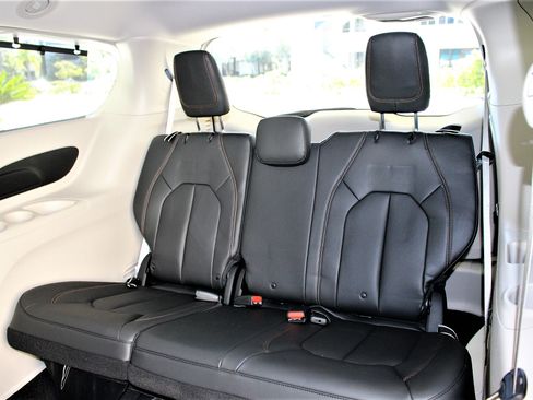 Used 2017 Chrysler Pacifica Touring-L image 17