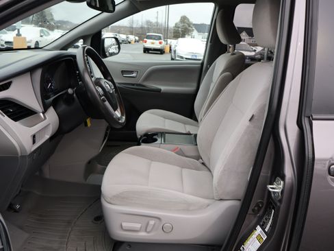 Used 2020 Toyota Sienna LE image 12