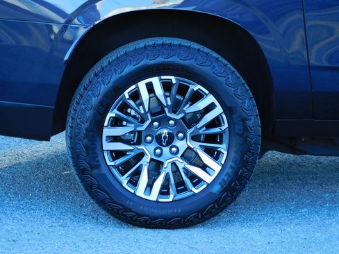 Used 2025 Chevrolet Suburban Z71 image 8