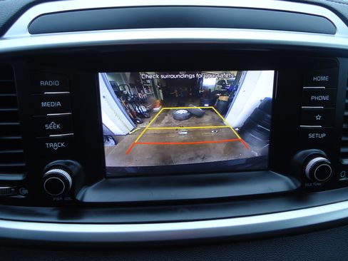 Used 2019 Kia Sorento LX image 16