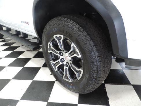 Used 2024 GMC Canyon AT4 image 11