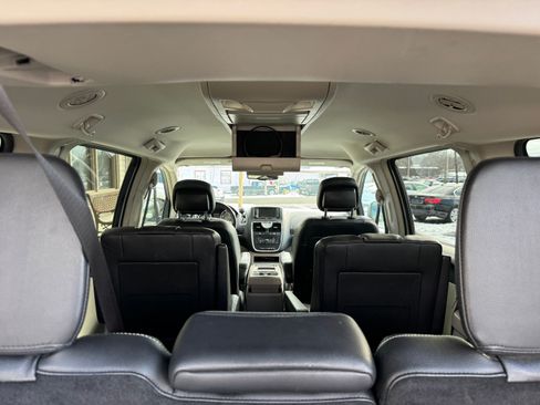 Used 2016 Chrysler Town & Country Touring image 13
