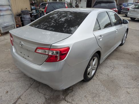 Used 2014 Toyota Camry SE image 4