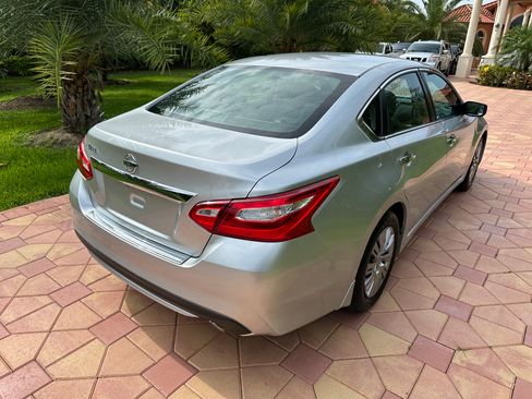 Used 2016 Nissan Altima SV FWD image 4