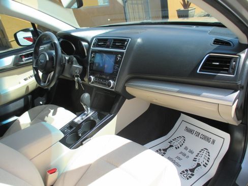 Used 2019 Subaru Outback 2.5i Premium Wagon 4D AWD/4WD image 4