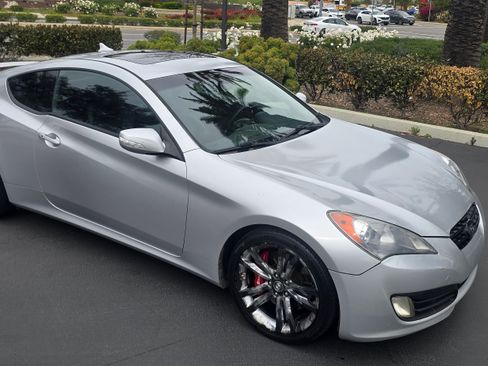 Used 2011 Hyundai Genesis Coupe 3.8 Grand Touring image 24