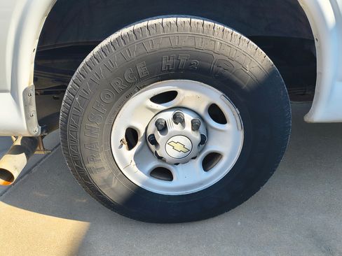 Used 2014 Chevrolet Express 2500 RWD image 34