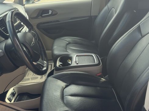 Used 2021 Chrysler Pacifica Touring-L image 9