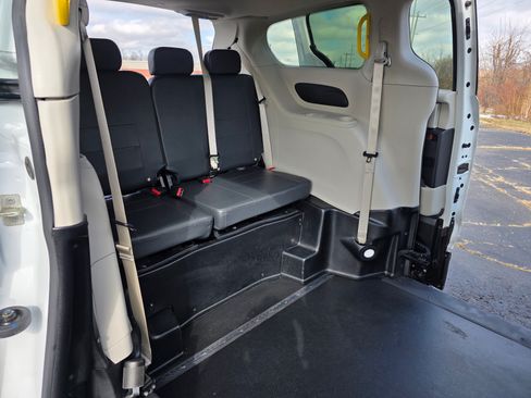 Used 2022 Chrysler Voyager LX image 21