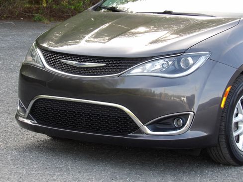 Used 2020 Chrysler Pacifica Touring image 10