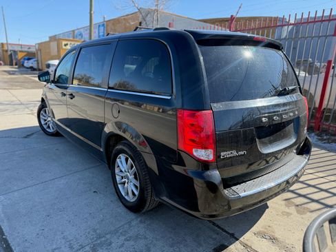 Used 2019 Dodge Grand Caravan SXT image 4