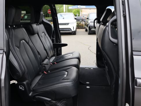 Used 2019 Chrysler Pacifica Touring-L FWD image 15