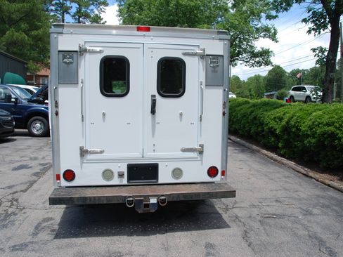 Used 2015 Ford E-350 and Econoline 350 Super Duty RWD image 16