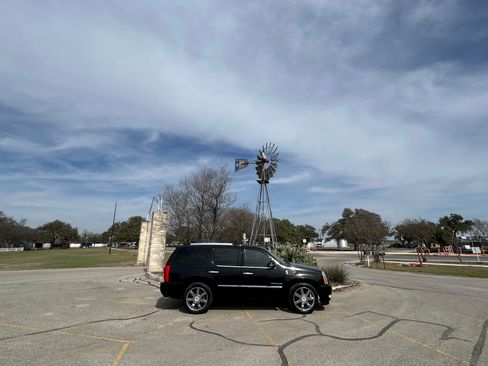 Used 2010 Cadillac Escalade Premium Luxury image 8