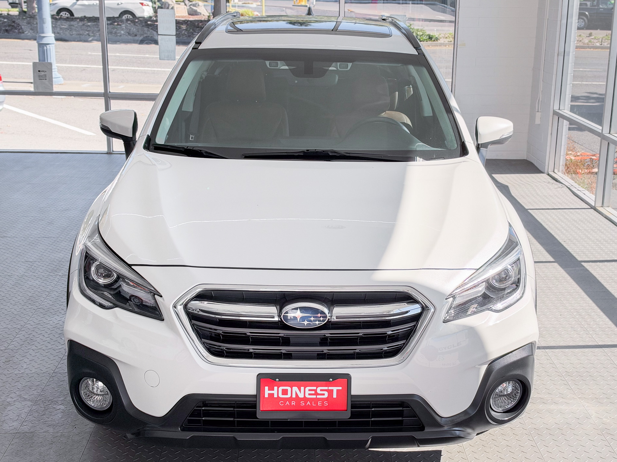 Used 2018 Subaru Outback 3.6R Touring AWD/4WD image 2