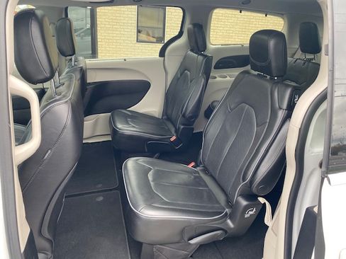 Used 2018 Chrysler Pacifica Limited image 19