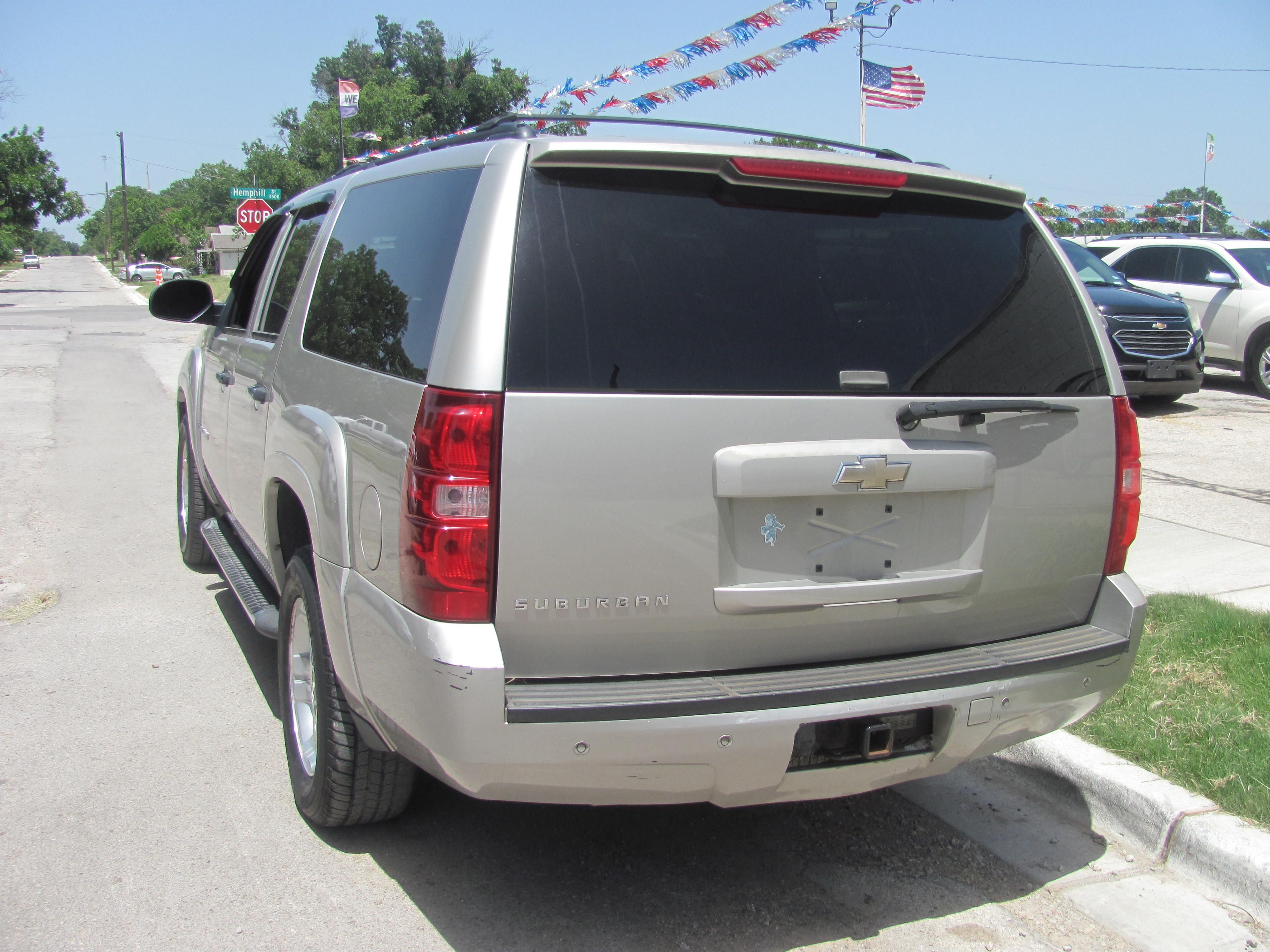 Used 2008 Chevrolet Suburban 2WD image 3