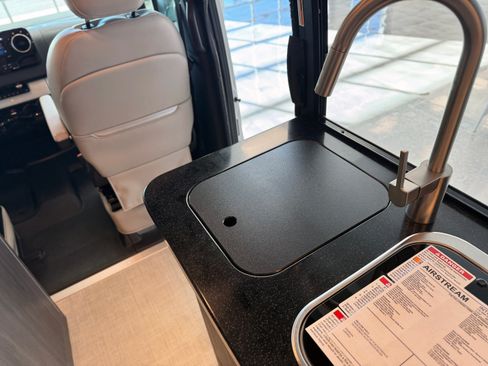 Used 2024 Mercedes-Benz Sprinter 2500 image 19