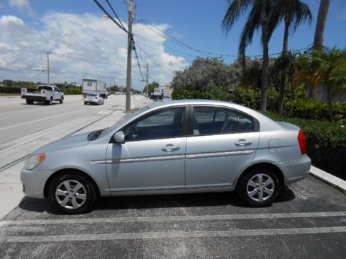Used 2011 Hyundai Accent GLS Sedan FWD image 2