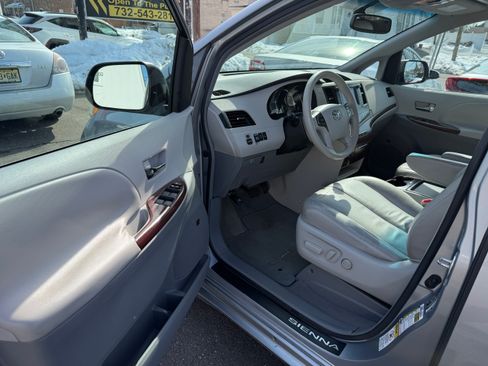 Used 2011 Toyota Sienna XLE image 2