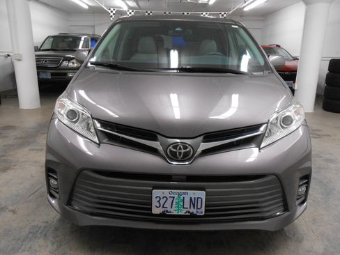Used 2019 Toyota Sienna XLE Premium FWD image 3