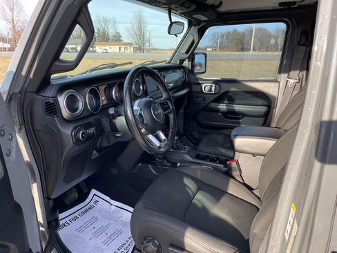 Used 2018 Jeep Wrangler Sahara image 9