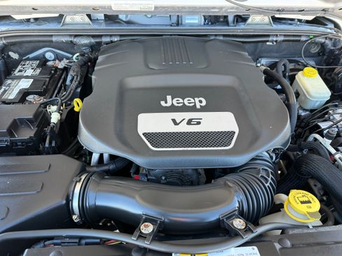 Used 2015 Jeep Wrangler Unlimited Sport image 4