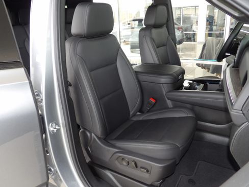 Used 2025 Chevrolet Suburban RST image 27