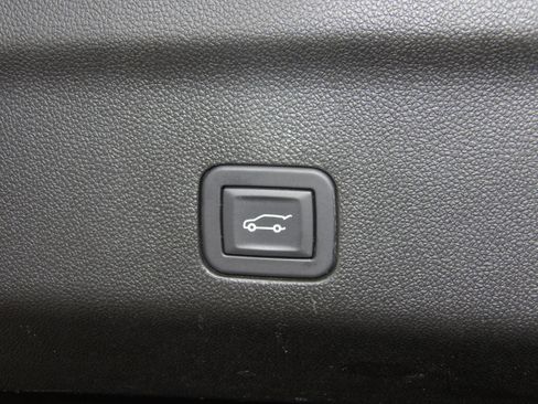 Used 2025 Chevrolet Suburban Z71 image 25