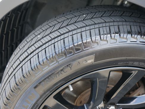 Used 2020 Land Rover Discovery HSE image 11